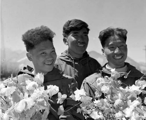 △1960年5月25日凌晨4點(diǎn)20分，中國登山隊(duì)隊(duì)員成功登上珠穆朗瑪峰。（右起）王富洲、貢布（藏族）和屈銀華。